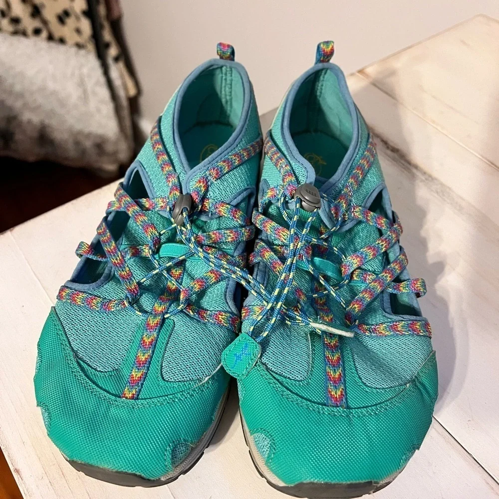 Chaco Outcross Sneaker in Teal Size 6 Junior/Kids
